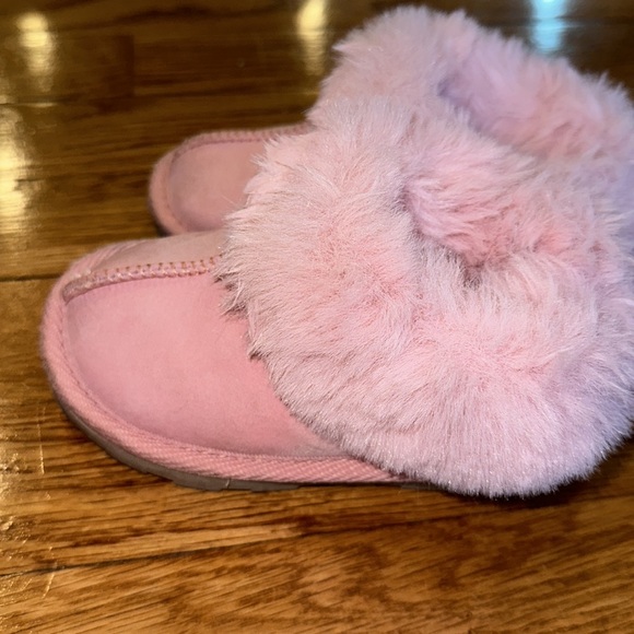Cat & Jack - Faux fur size 7 toddler slippers in pink - Picture 3 of 6